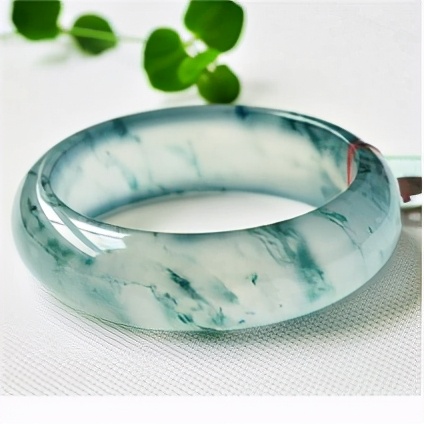 
                翡翠也分三六九等，顶级翡翠的三个标准，你都知道吗？
   第1张