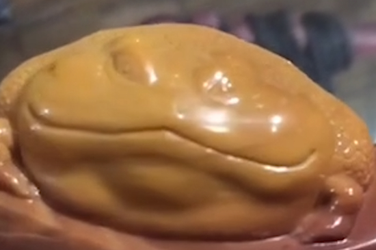 三足金蟾的寓意和象征 三足金蟾如何去摆放？摆放的忌讳和讲究有什么？   第3张