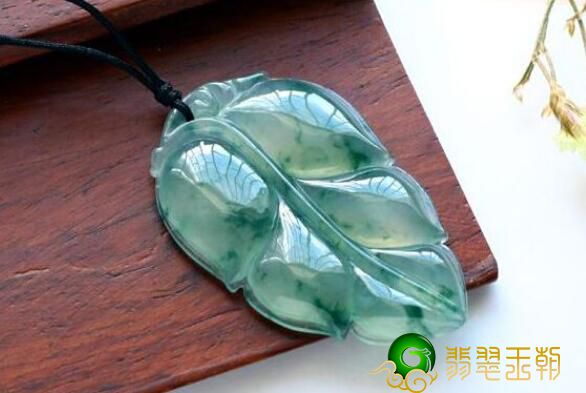 哪些样式的筒叶花月翡翠项链吊坠好？不一样色调的翡翠筒叶花月合适不一样的人哦   第2张