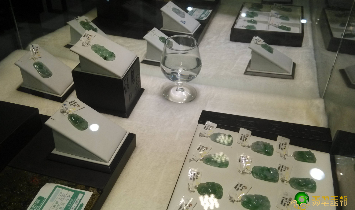店铺翡翠与门店的翡翠对比哪一个价钱贵?和这好多个要素相关 第1张