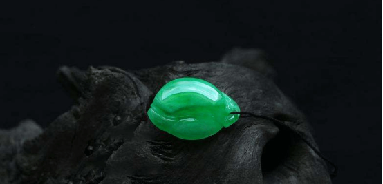 想要买满绿翡翠吗？糯冰种满绿翡翠值钱吗？   第3张