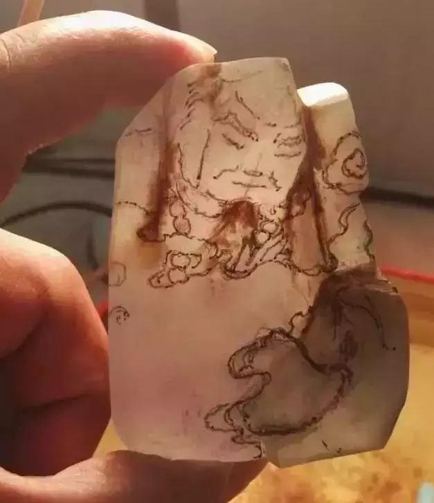 
                像猪蹄一样的翡翠原石，被雕成让人惊叹的罗汉，玉雕师服气了
   第3张