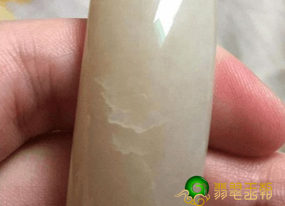 和田玉的小裂会慢慢扩散吗？和田玉出现裂纹怎么办？   第2张