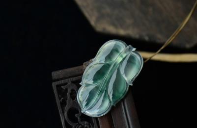 
                从古至今翡翠的价值日益增高，是自身的提高？还是时代的推动？
   第2张