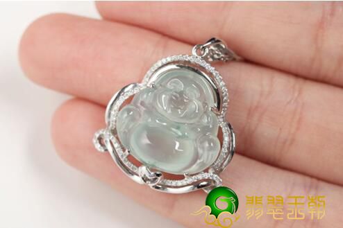 选购翡翠笑佛有哪些要留意的吗? 佩戴翡翠笑佛吊坠的益处   第1张