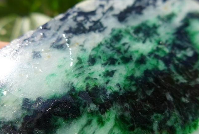 学习翡翠原石预测方法,判断哪种翡翠原石值得赌 第2张