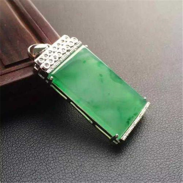 翡翠无事牌价格高吗？自然美说的就是它！(图文)   第2张