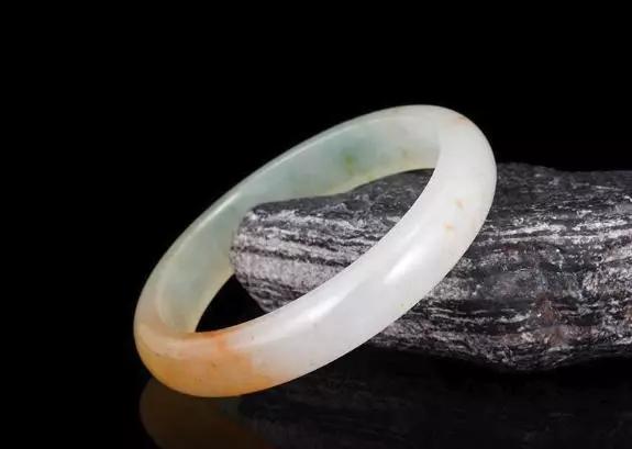 素面和雕花翡翠,谁略胜一筹?
第2张