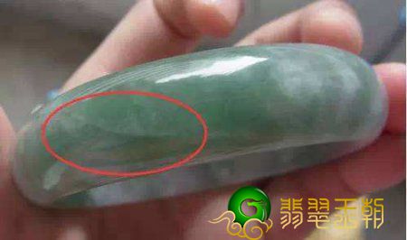 关于翡翠手镯有石纹能买吗  以及有石纹的翡翠值钱吗   第3张