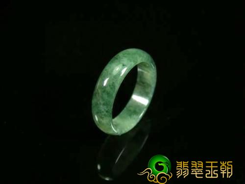 灿烂的翡翠戒指，翡翠界的一份壮丽在销售市场上拥有 一种高端装饰品   第3张