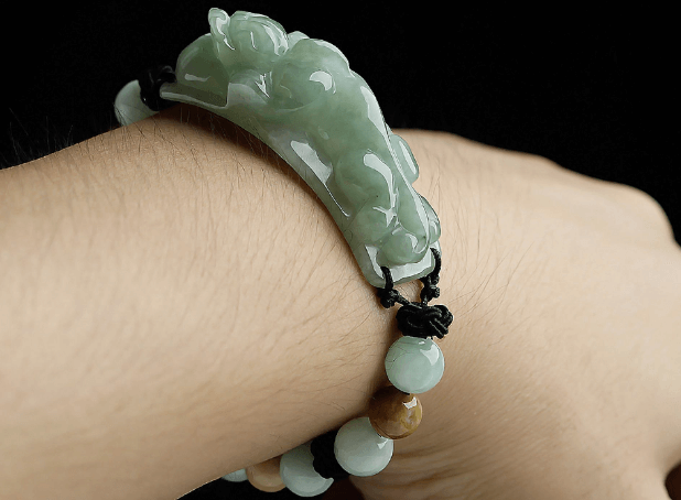 翡翠貔恘的佩戴方法简单吗？有哪些需要特别注意的？(图文)   第1张