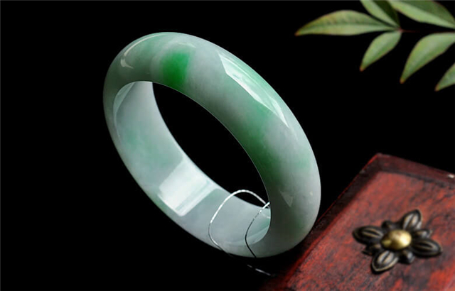 翡翠的颜色有一百零八种？知道这四种就行了！   第2张