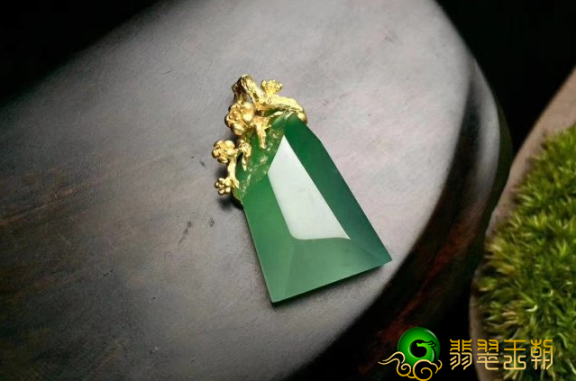 翡翠花牌竟然古代帝王家之物！大家该如何选择呢？实际上方法非常简单……   第2张