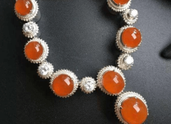 
                翡翠和红宝石的区别是什么？它们的价值受什么影响？
   第1张