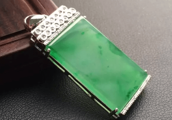 翡翠无事牌尺寸规格有什么要求?它的雕刻并不是真的“无饰”! 第1张