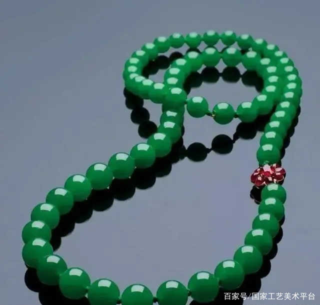 
                欣赏那些拍卖史上的稀世翡翠，顶级品质，难得一见
   第2张