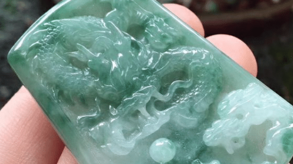 
                难道翡翠说没棉絮就是好的吗？翡翠中的棉絮，讲究可多了
   第1张