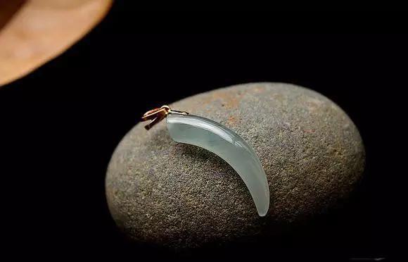 
                翡翠玉镯断了怎么办，这些方法让玉镯更美
   第3张