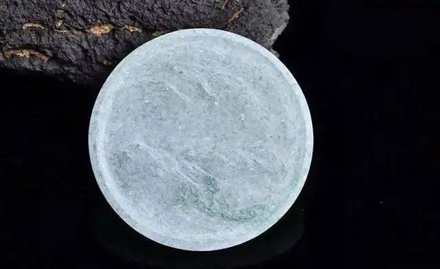 
                一块多棉飘绿的翡翠手镯心，经玉雕师这样设计，档次瞬间提升了！
   第4张