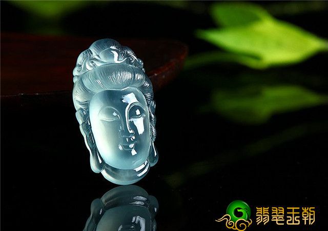 翡翠的文化底蕴你清楚吗？是古典风格灵韵的代表，自古以来长盛不衰！   第2张