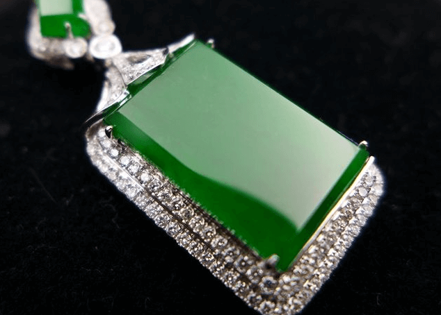 帝王绿翡翠无事牌好吗？怎么评价它的价值？(图文)   第2张