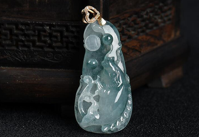 一些瑕疵很多翡翠，经过玉雕师的精雕细琢，展现出完美的自己   第2张