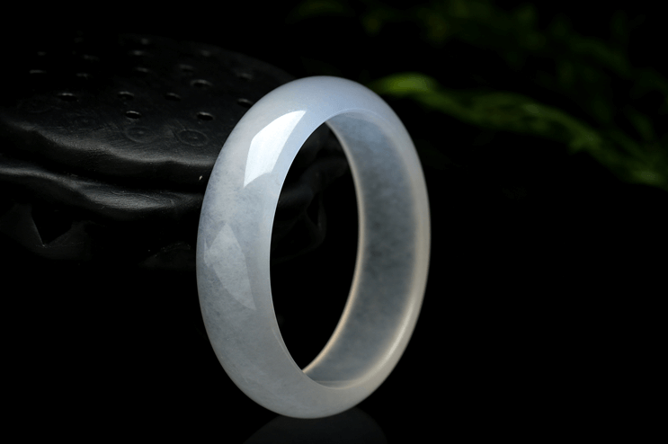 白色冰种翡翠手镯的价格那么贵，怎么鉴别它的优劣？   第1张