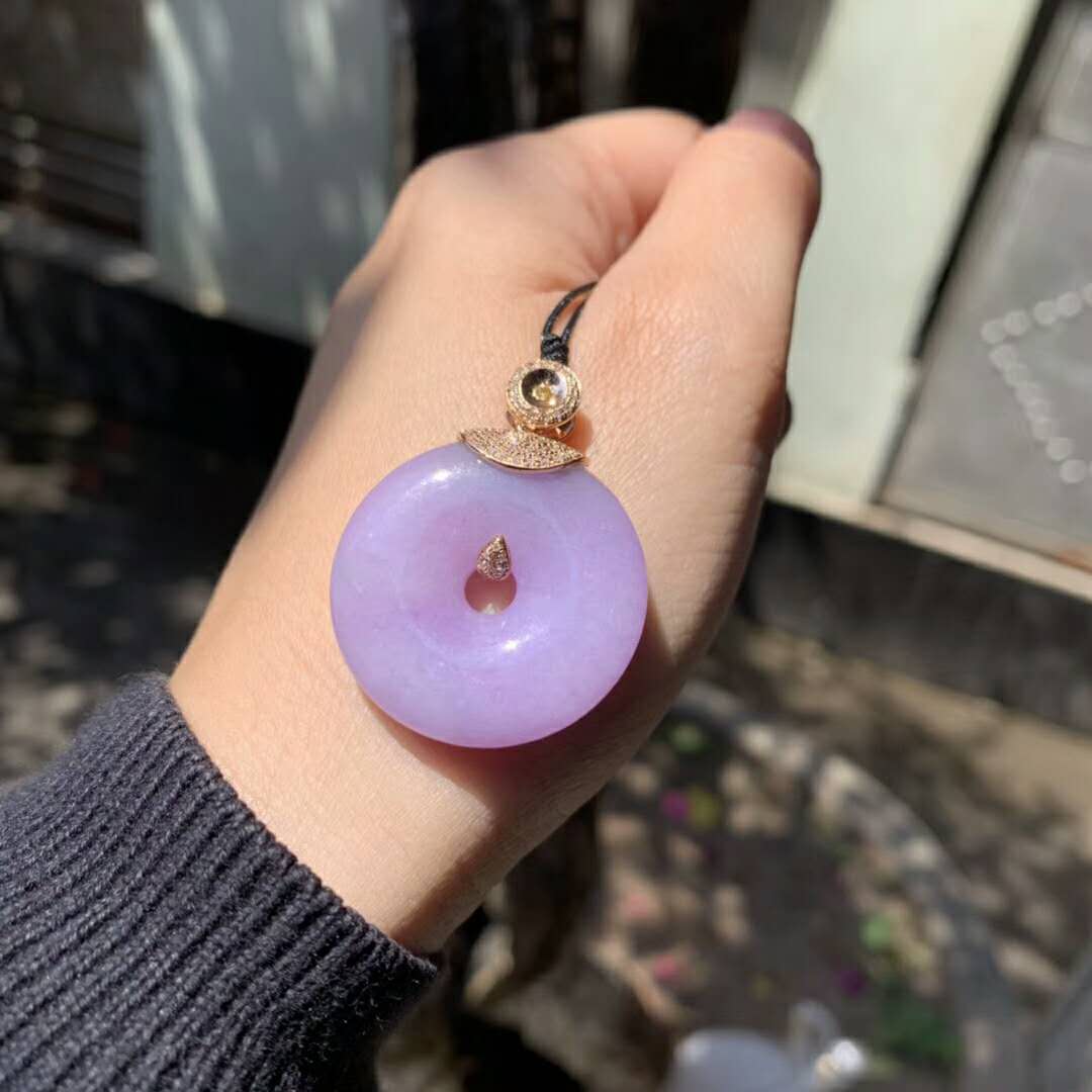 
                从原石到成品，了解翡翠平安扣的制作过程，虽朴实却有深刻寓意！
   第2张