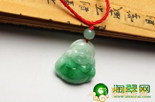 选择翡翠笑佛吊坠的方式  配戴翡翠笑佛吊坠的益处详细介绍   第1张