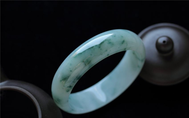 冰糯种翡翠手镯价格参考，千万不要买贵了！   第2张