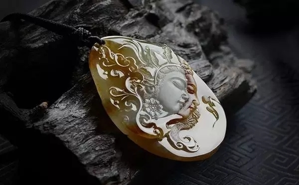 
                一块丑丑的翡翠怪桩料竟然被雕刻师设计的这么惊艳——三世佛！
   第5张