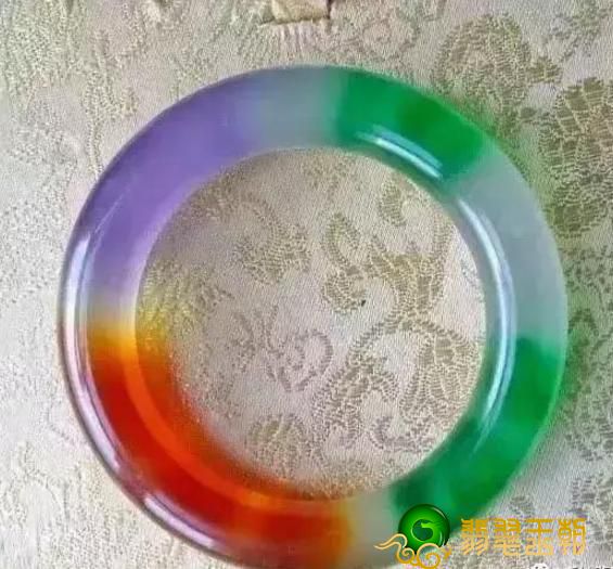 三色翡翠是啥？三色翡翠拥有  什么令人难忘喻意   第2张