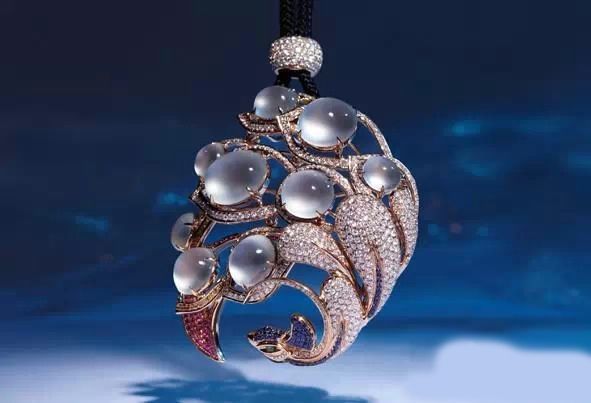 
                欣赏镶嵌与创意作品，体验翡翠的精致与时尚之美
   第1张