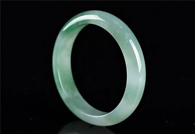 红翡绿翠紫为贵，翡翠手镯的颜色还有哪些？   第1张