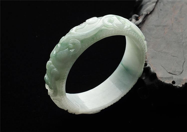 翡翠手镯有裂纹怎么办?它对价值有什么影响? 第3张