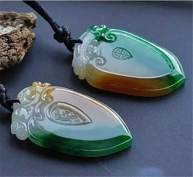 黄加绿翡翠价格是多少？带你看看市场行情！   第2张