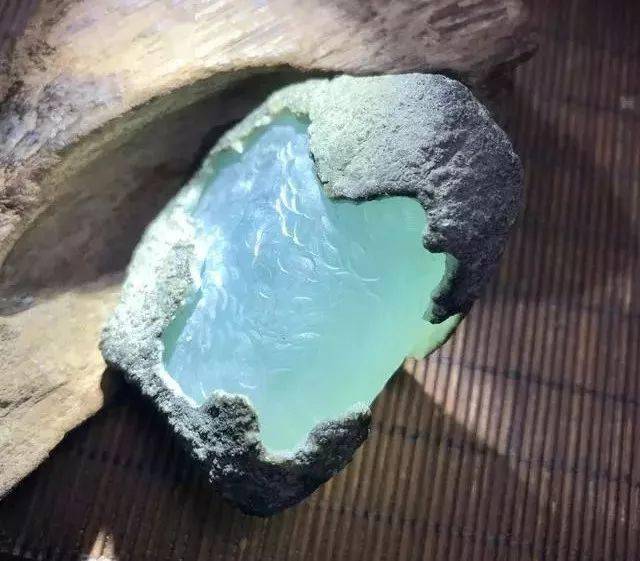 
                小伙15000拿下的莫西沙翡翠原石，切开高冰飘蓝花，成品有多“惊艳”！
   第2张