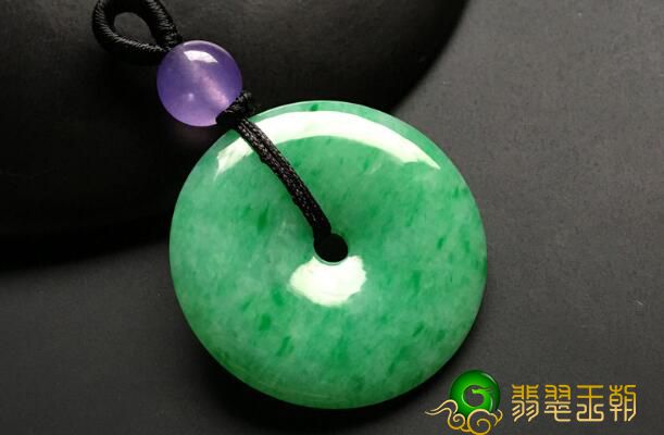 如何判断翡翠冰种翡翠和糯种翡翠？翡翠冰种翡翠小挂件价钱怎样？   第1张