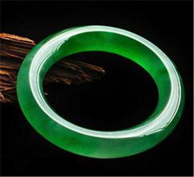 什么样的翡翠手镯最为合适呢？你想知道的都在这里了！   第1张