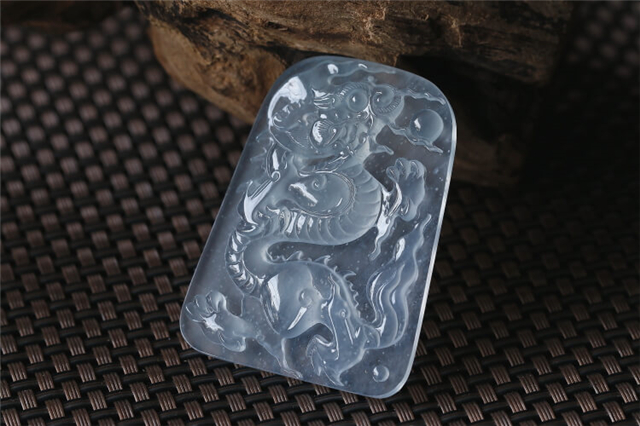 翡翠龙牌什么人不能戴？扒一扒它的佩戴禁忌有哪些？   第1张