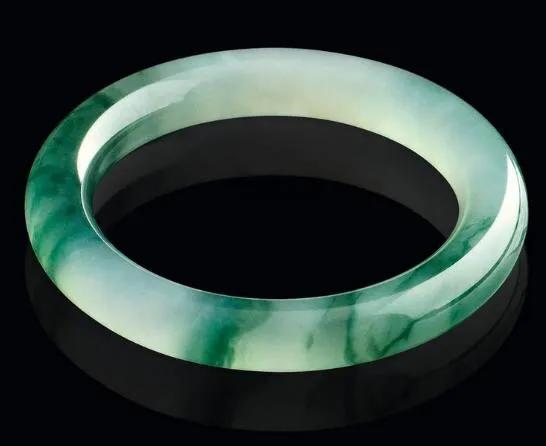 
                翡翠鉴定真假的3个初级方法，学会了你才算入门
   第1张