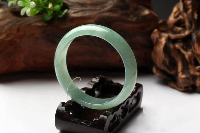 人见人爱的晴水翡翠手镯，到底有什么亮眼之处？   第1张