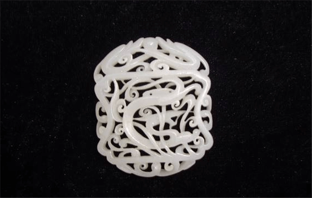 靠谱的镂空和田玉的鉴定方法有哪些？不妨试试以下四个！   第1张