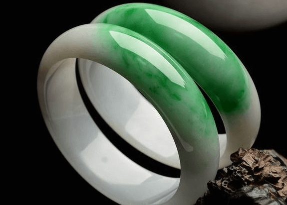 白底青翡翠什么档次?挑选它时记住“一清二白”就足够了(图文)   第1张