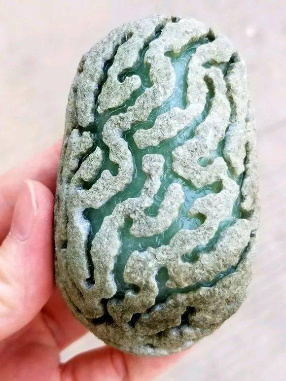 
                美女买下块“蜘蛛网”开窗的翡翠原石，剥开后成品让人看的流口水！
   第1张