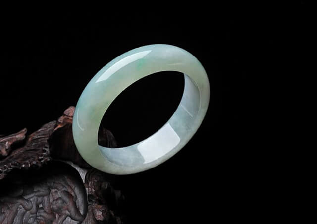 人见人爱的晴水翡翠手镯，到底有什么亮眼之处？   第2张