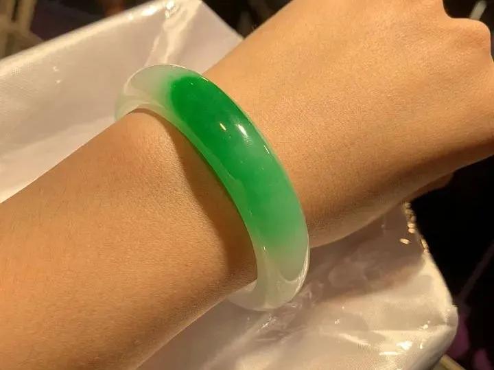 
                上亿的翡翠手镯长什么样？壕无人性！
   第3张