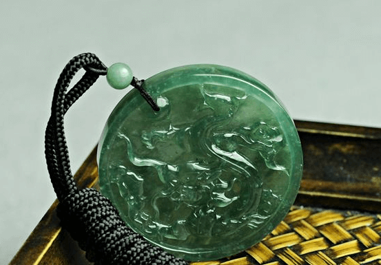 翡翠中的油青好吗？带你全面了解油青种翡翠(图文)   第1张