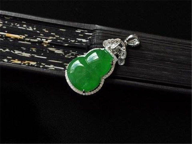 翡翠的文化内涵你知道吗？是古典灵韵的象征，千百年来经久不衰！   第3张