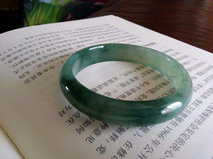油青翡翠手镯价格是多少？什么是油青种翡翠？   第2张